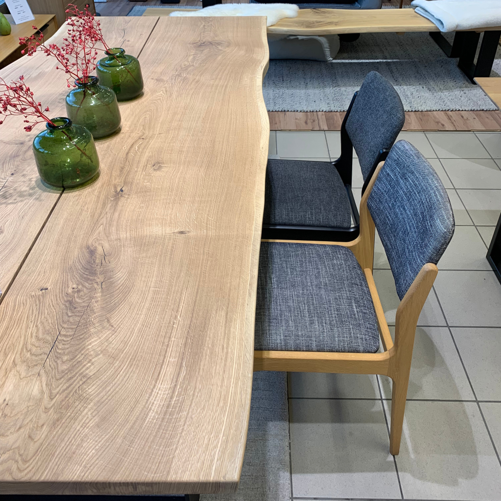 Woodek Esstisch OAKEN aus massiver Eiche, Naturkante, Design-Esstisch mit Metallbeinen – Bild 8