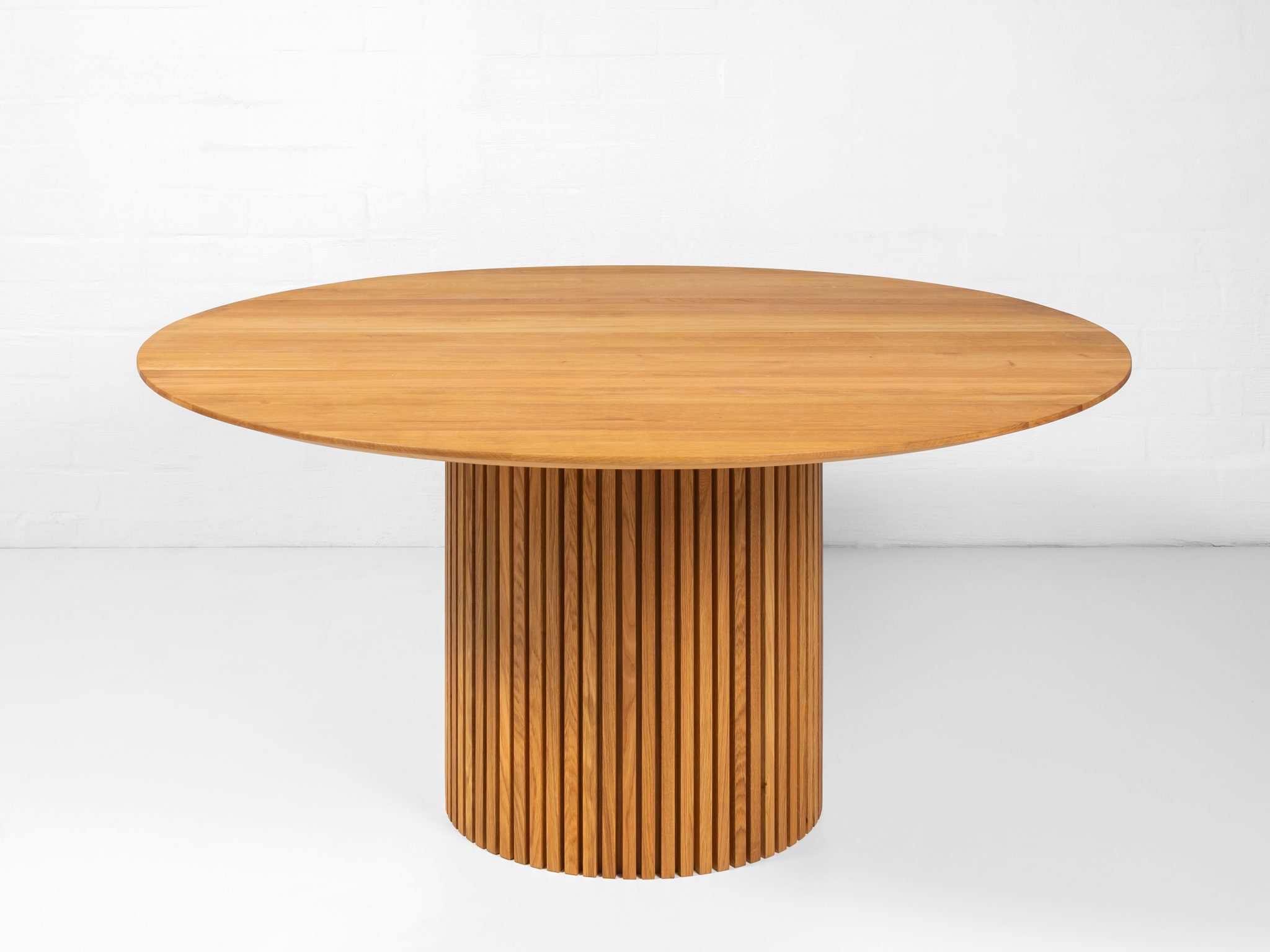 Woodek Esstisch OSLO aus massiver Eiche, runder Design-Esstisch mit Mittelfuß – Bild 6