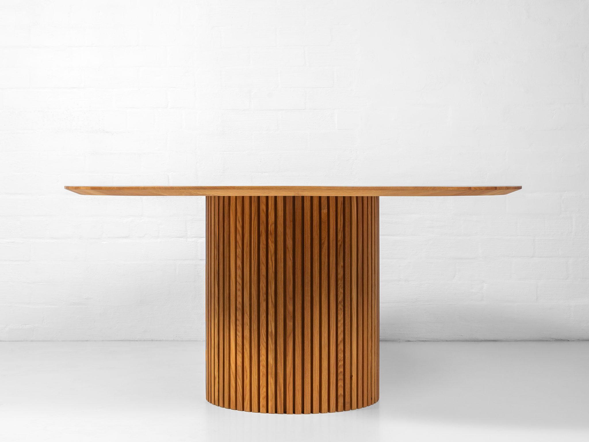 Woodek Esstisch OSLO aus massiver Eiche, runder Design-Esstisch mit Mittelfuß – Bild 7