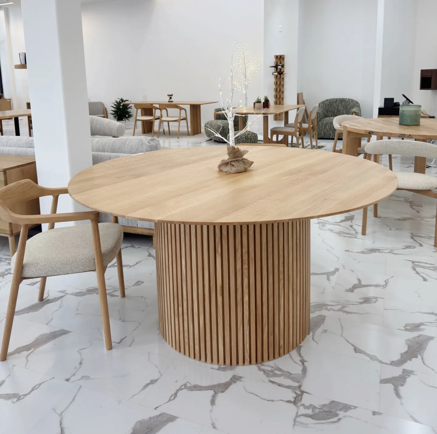 Woodek Esstisch OSLO aus massiver Eiche, runder Design-Esstisch mit Mittelfuß – Bild 4