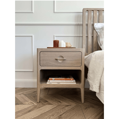 Woodek Nachttisch ELIN aus massiver Eiche, weiß geölt, mit Schublade und Ablage