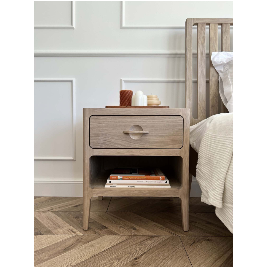 Woodek Nachttisch ELIN aus massiver Eiche, weiß geölt, mit Schublade und Ablage