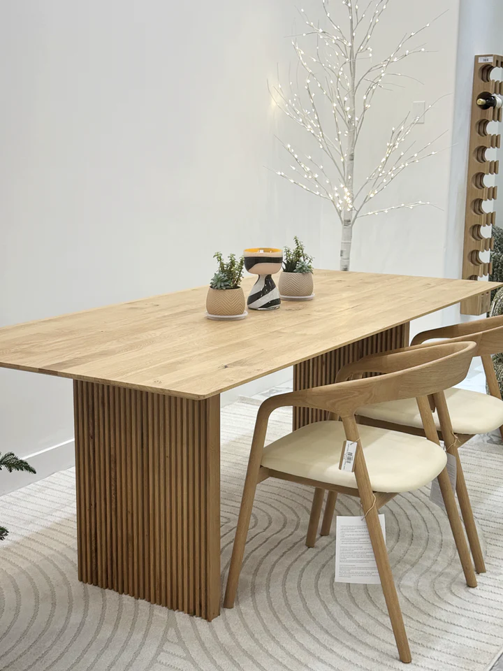 Woodek Esstisch TOMMY aus massiver Eiche, Design-Esstisch mit gerippten Holzbeinen – Bild 3
