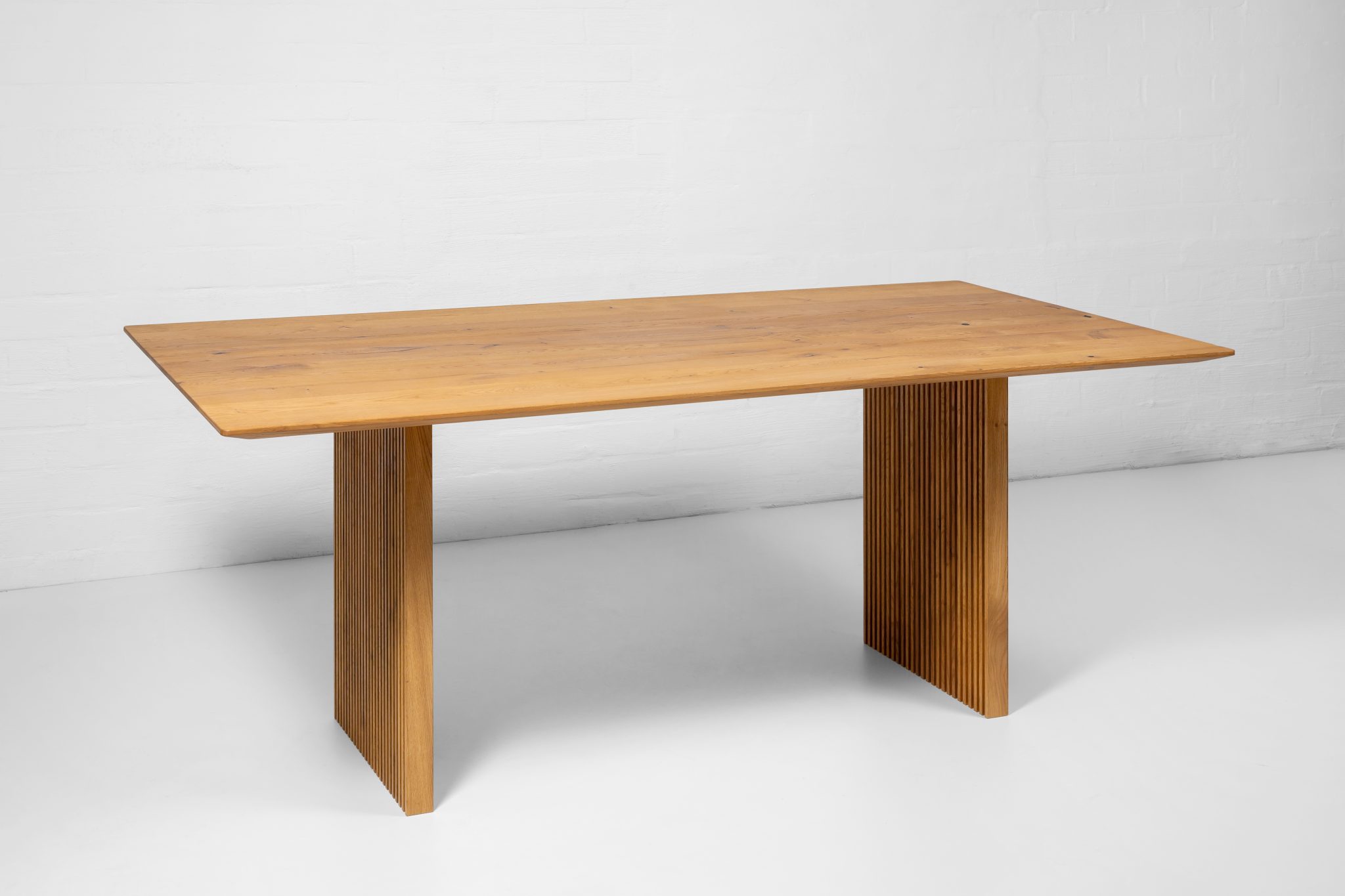 Woodek Esstisch TOMMY aus massiver Eiche, Design-Esstisch mit gerippten Holzbeinen – Bild 7