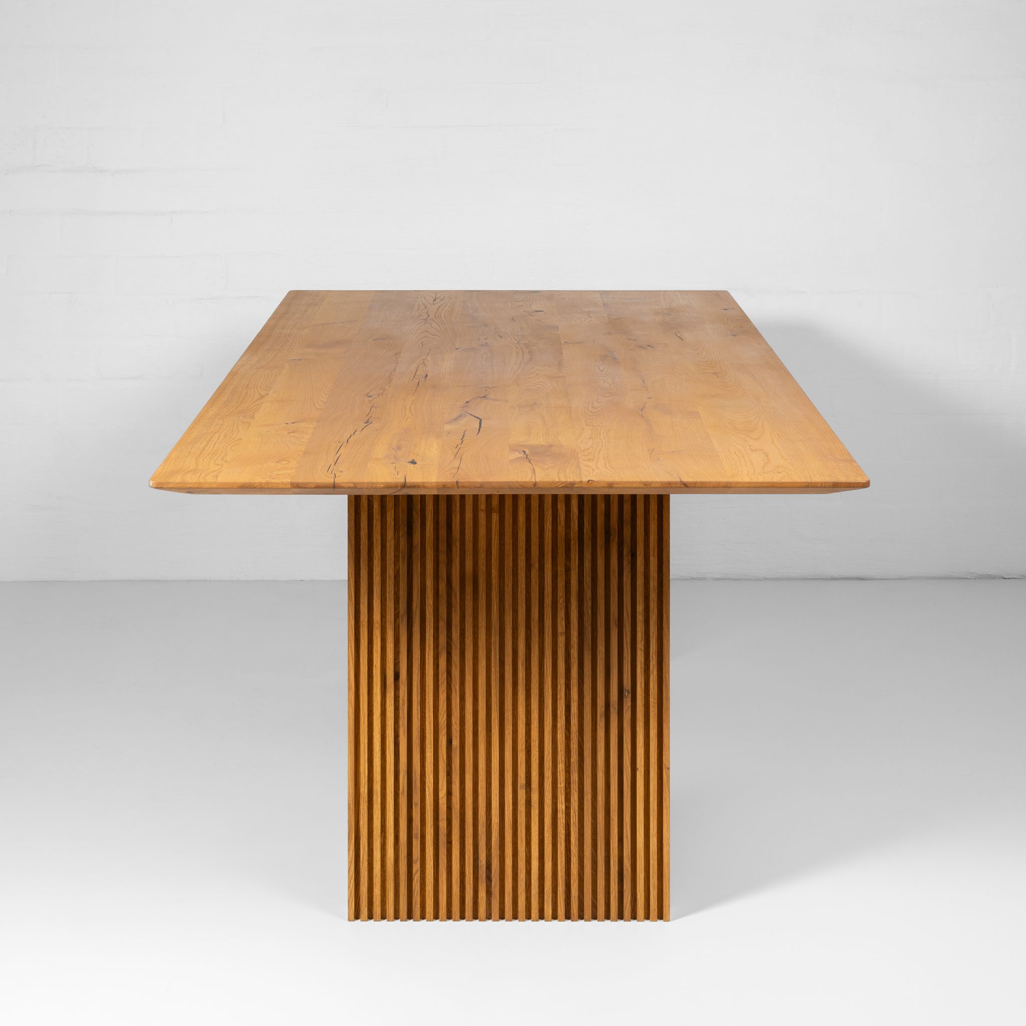Woodek Esstisch TOMMY aus massiver Eiche, Design-Esstisch mit gerippten Holzbeinen – Bild 9