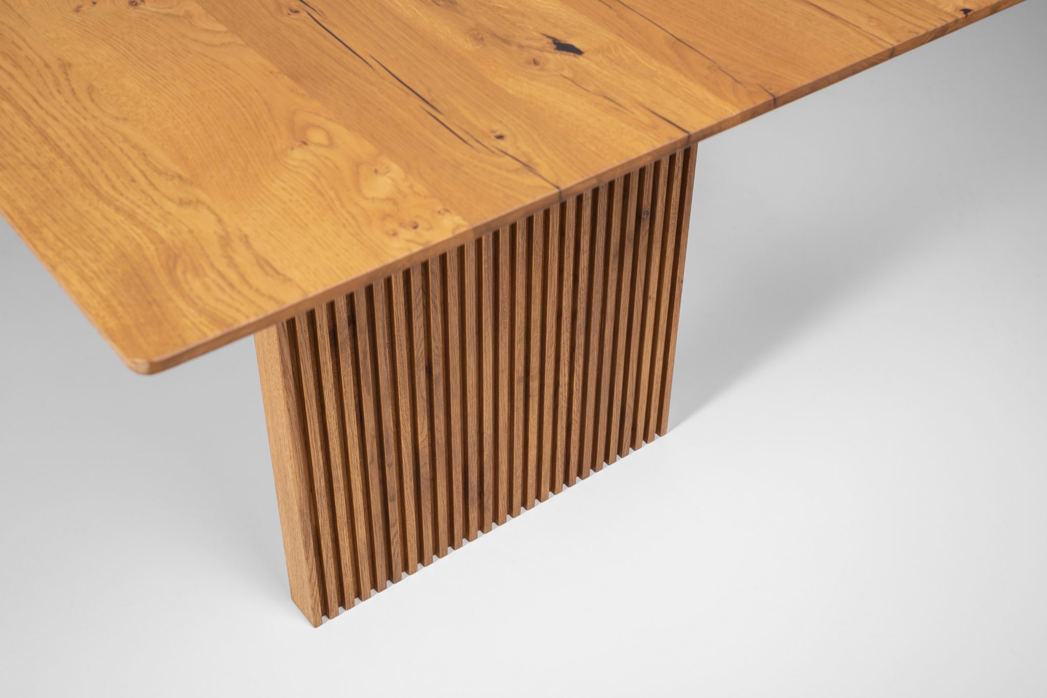 Woodek Esstisch TOMMY aus massiver Eiche, Design-Esstisch mit gerippten Holzbeinen – Bild 10