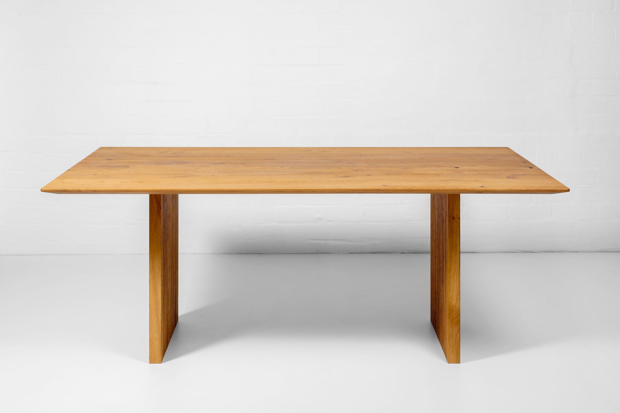 Woodek Esstisch TOMMY aus massiver Eiche, Design-Esstisch mit gerippten Holzbeinen – Bild 8