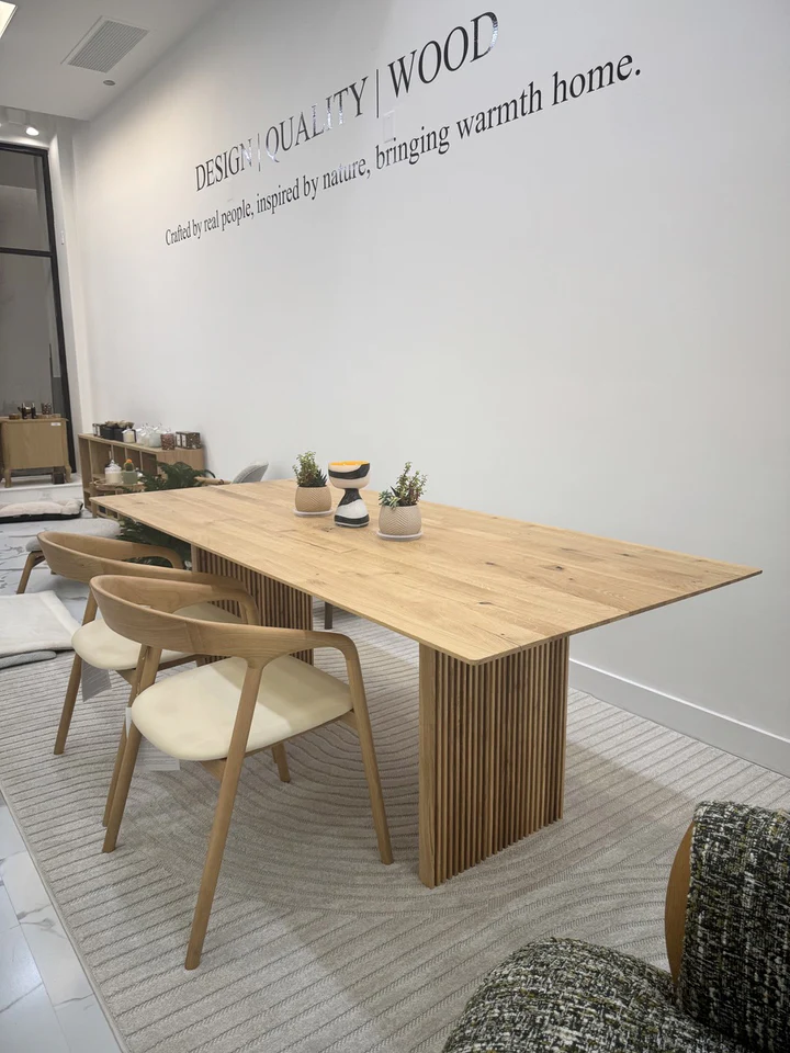 Woodek Esstisch TOMMY aus massiver Eiche, Design-Esstisch mit gerippten Holzbeinen – Bild 4