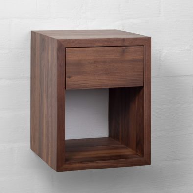 Nachttisch Hugo Cubic 30 aus massiver Walnuss, matt lackiert | Woodek Design