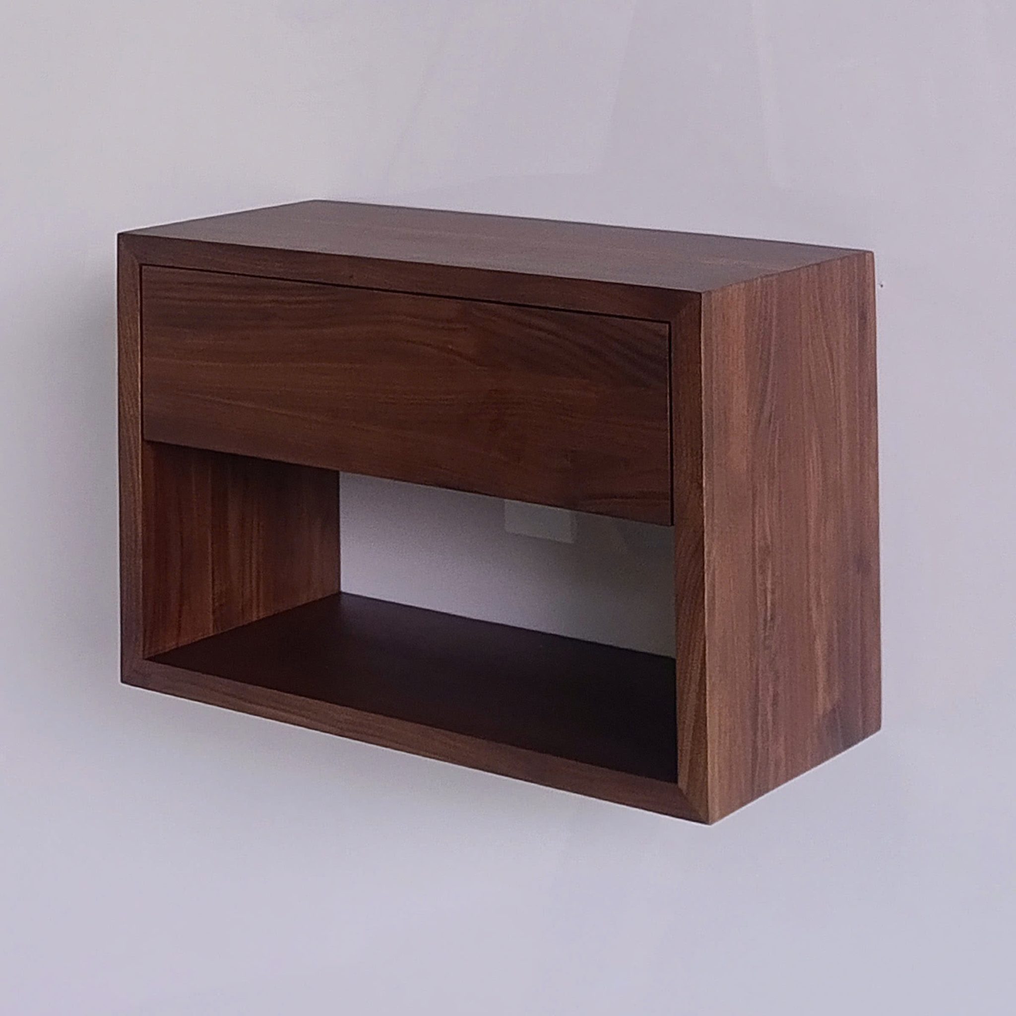 Wand‑Nachttisch/Regal Hugo aus Nussbaum mit Schublade | Woodek Design
