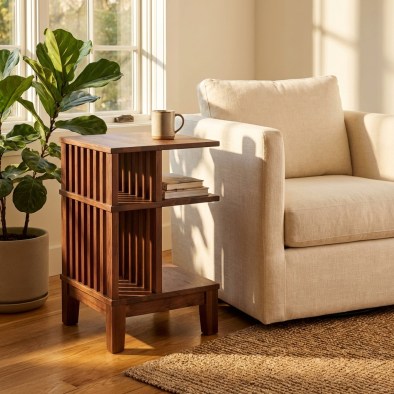 Nachttisch Celine aus massiver Walnuss, matt lackiert, minimalistisches Design | Woodek Design