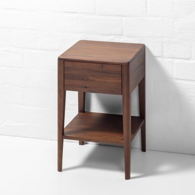 Nachttisch Tom aus massiver Walnuss, mit Schublade, offenem Fach und schlanken Beinen | Woodek Design