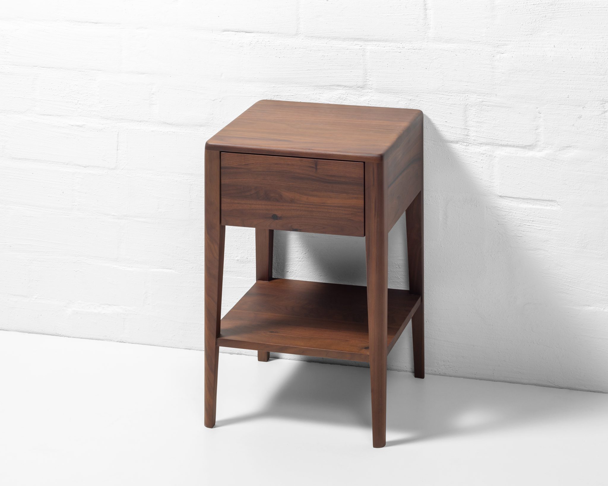 Nachttisch Tom aus massiver Walnuss, mit Schublade, offenem Fach und schlanken Beinen | Woodek Design