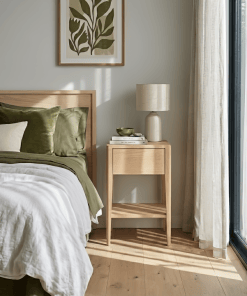 Nachttisch Tom aus massiver Eiche natur, mit Schublade, offenem Fach und schlanken Beinen | Woodek Design