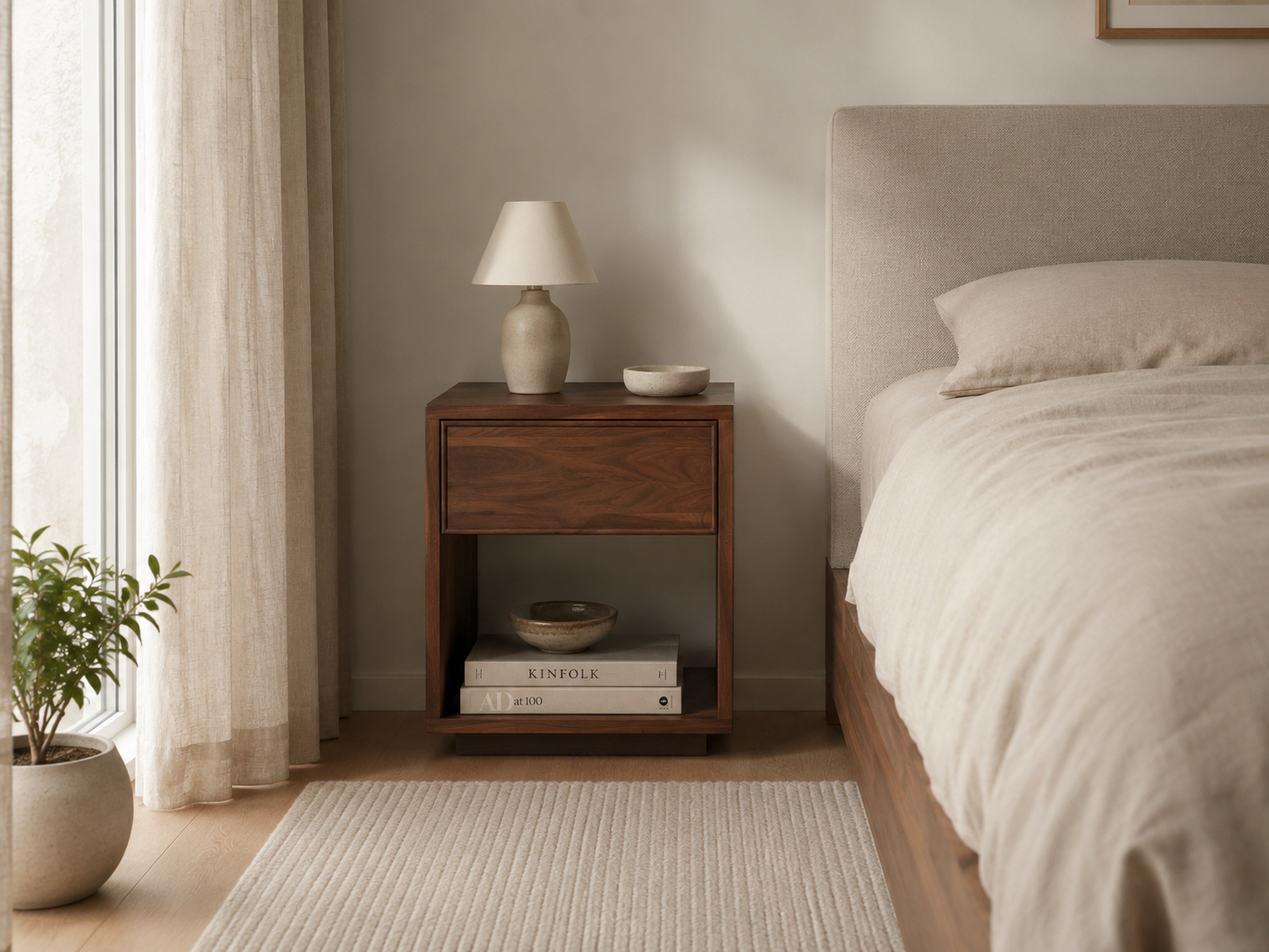 Nachttisch Emma 2 aus massiver Walnuss, mit Schublade, offenem Fach | Woodek Design
